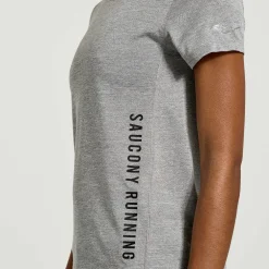 Saucony Dames Stopwatch Graphic Short Sleeve Light Grey Heather Graphic|Dames Tops