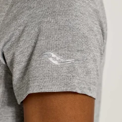 Saucony Dames Stopwatch Graphic Short Sleeve Light Grey Heather Graphic|Dames Tops